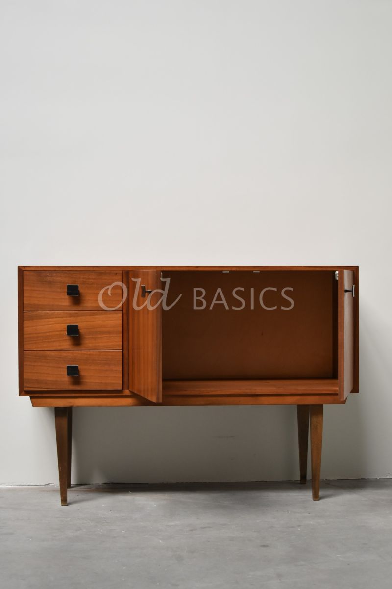 Detail van Vintage dressoir, bruin, materiaal hout